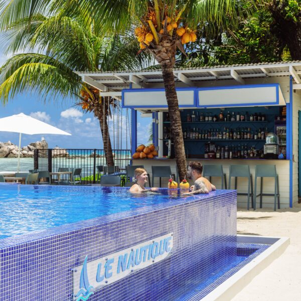 Swimming Pool & Bar
